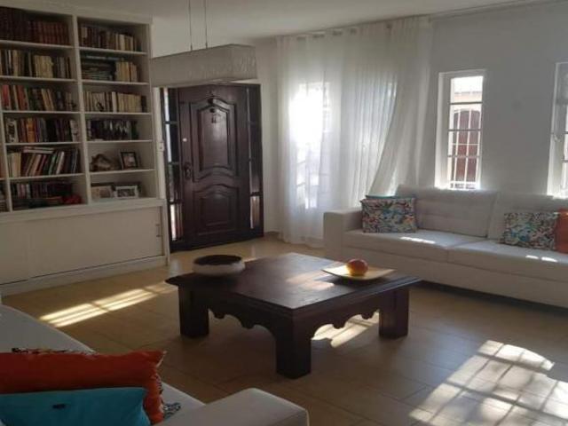 Casa Térrea, 5 dormitórios, 3 suítes, 4 banheiros, edícula com 2 dormitórios e 1 banheiro, 882M² Áre