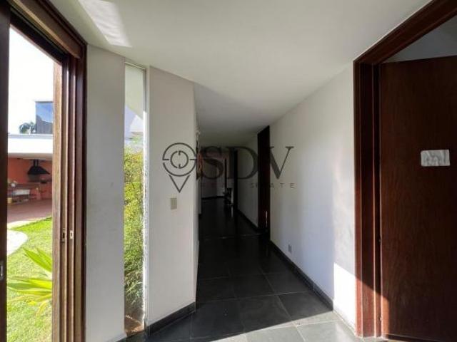 Casa térrea,1000m2 terreno, 4 Suítes, Garagem p/ 4 carros,piscina, churrasqueira