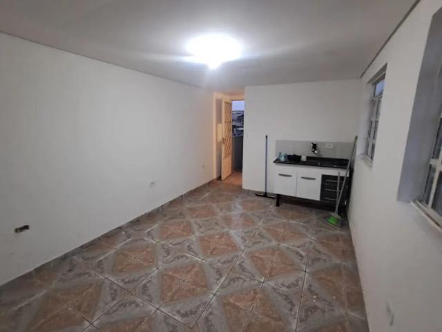 Casa Térrea, 1 Quarto para Alugar, por R$ 650,00