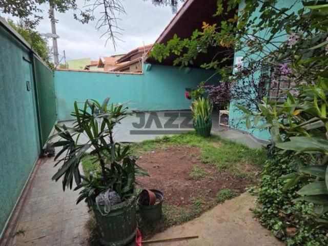 Casa térrea 2 Dorm, 1 Suíte, no meio do terreno, com Jardim na frente!