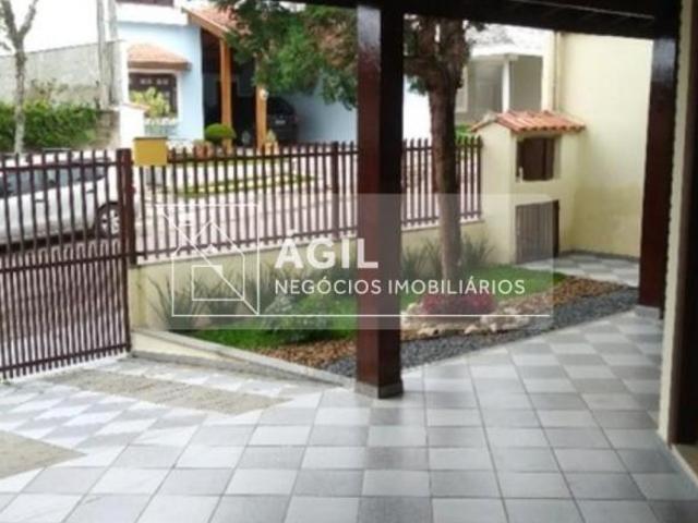 Casa Térrea. 3 Quartos sendo 1 suite. Sala de estar e jantar conjugadas. Cozinha completa