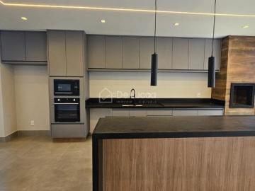 Casa térrea 3 suítes com piscina, escritório/sala TV, e terreno amplo – Santorin