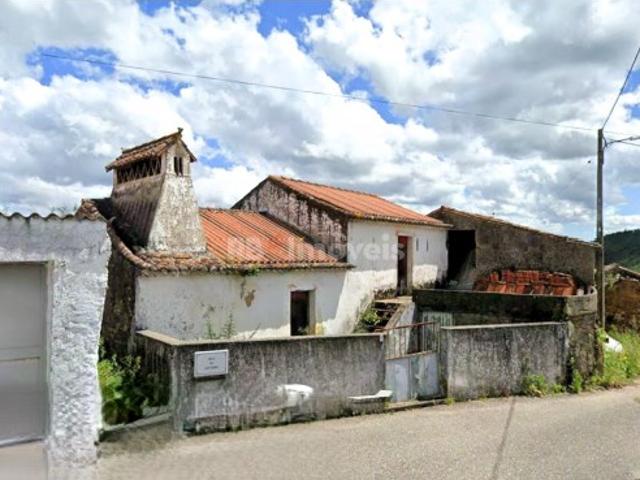 Casa térrea T3 para recuperar, com quintal e características tradicionais em Mouriscas, Abrantes