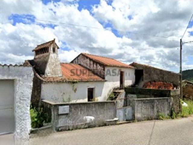 Casa térrea T3 para recuperar, com quintal e características tradicionais em Mouriscas, Abrantes