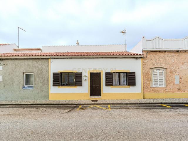 Casa Térrea T2+1 com Logradouro de 135m2, situada em Tunes