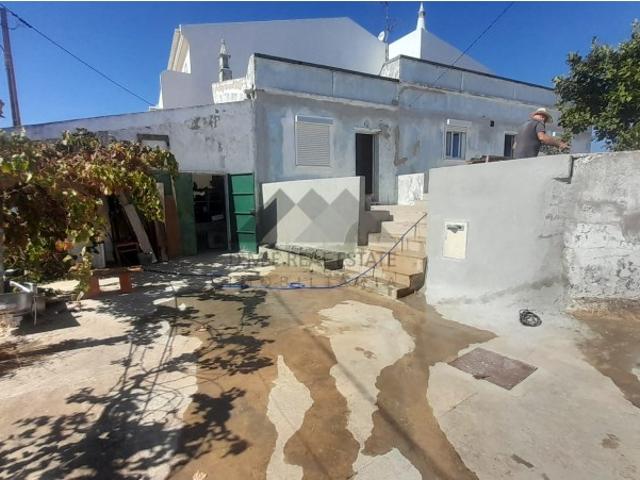 Casa Térrea T2 com Pátios Exteriores, Garagem, Terraço e Pequena Horta Agrícola