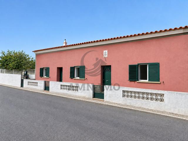 Casa térrea T4, c/2 terrenos – Salir