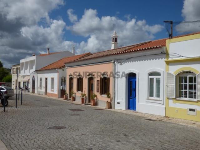 Excelente Oportunidade! Casa térrea totalmente renovada com 1 quarto e pequeno quintal, localizada no centro da cidade de Silves junto ao Jardim, com acesso pedonal a todos os serviços