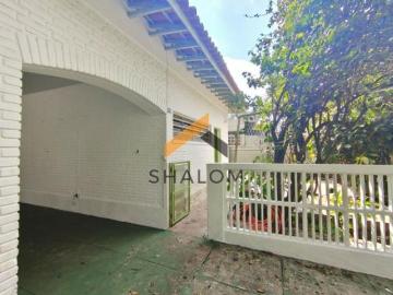 Casa Térrea à Venda no Butantã | 527m² de Terreno, Ampla Área Externa e 5 Vagas