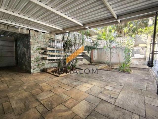 Casa Térrea à Venda no Instituto de Previdência: Espaço Amplo e Potencial Incrível!