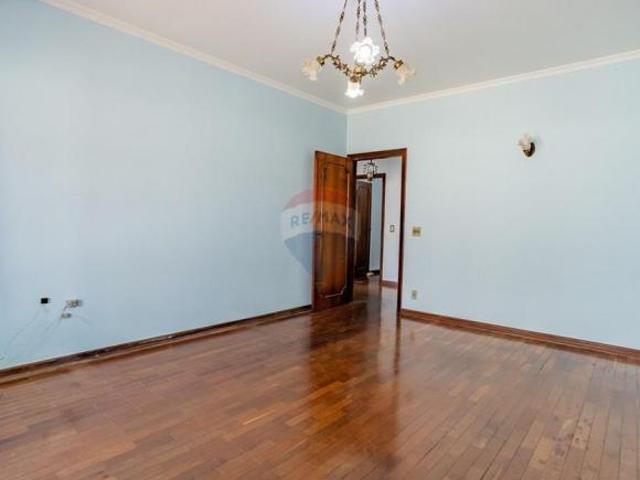 REMAX vende casa térrea, com 182 m² de construção, 339 m³ de terreno, lavabo, 03 quartos sendo 1 su