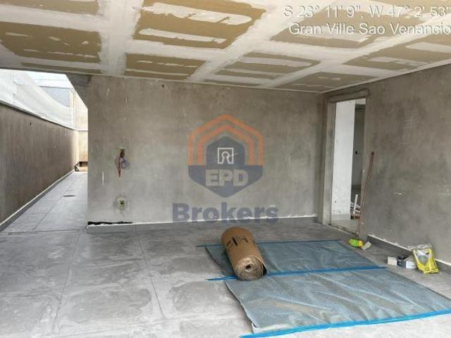 CASA TÉRREA À VENDA COM 03 DORMITÓRIOS, SENDO 01 SUÍTE COM CLOSET CONDOMÍNI.