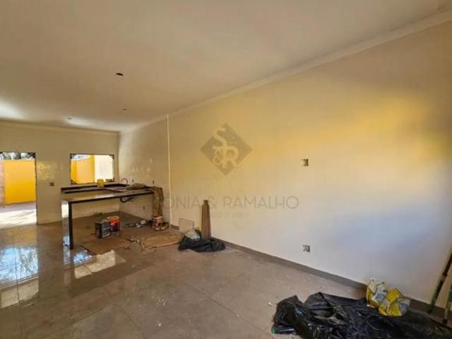 Casa térrea à venda com 110,00m² de área construída, 03 quartos, sendo 01 suíte e piscina no bairro