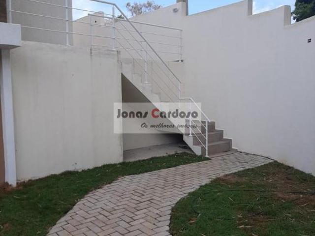 Casa térrea a venda com 2 quartos sendo 1 suíte, 65m² com excelente acabamento, amplo quintal nos fu