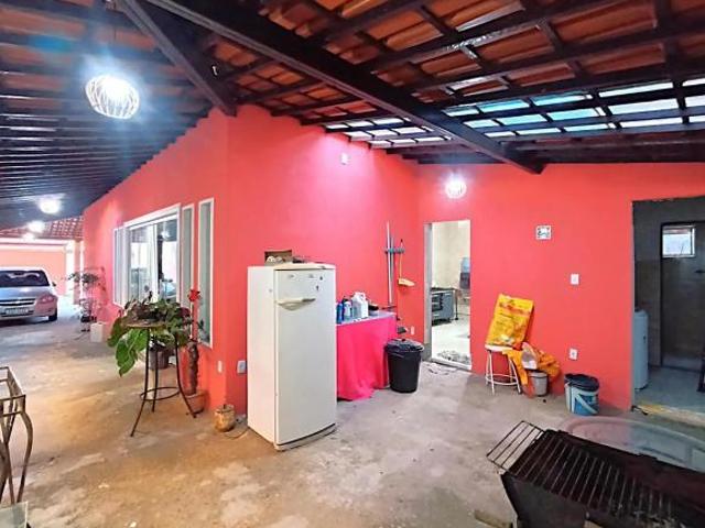 Casa térrea à venda com três quartos em lote de 360m² no bairro Bom Repouso em Betim