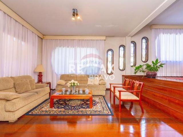 Casa térrea à venda com piscina, 374m2, 5 quartos 2 suítes, 9 vagas de garagem, área gourmet