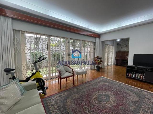Casa térrea à venda em Moema, 403m² de terreno, 3 quartos, 6 vagas