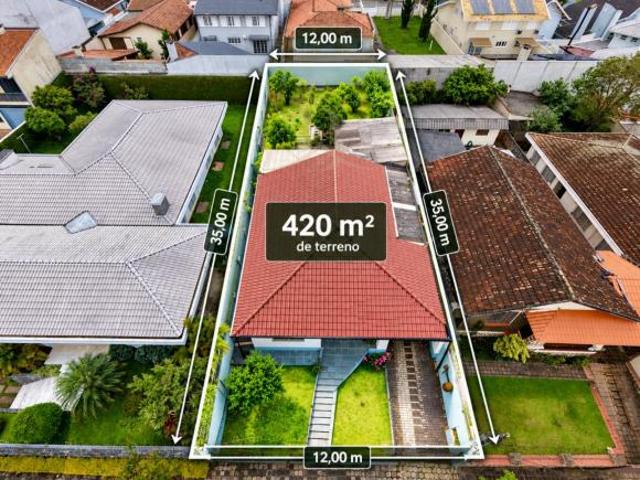 Casa térrea à venda em Curitiba com 3 quartos, 4 vagas e terreno de 420 m²