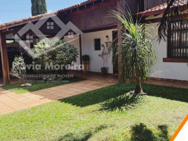 CASA TÉRREA À VENDA – QI 29, LAGO SUL Localizada em uma das quadras mais desejadas do Lago Sul