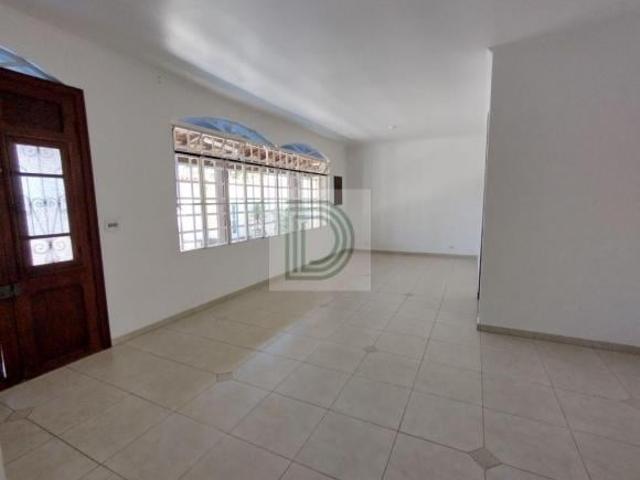Casa Térrea à Venda | 3 Dormitórios | 1 Suíte | 5 Vagas | 350 m² de Terreno