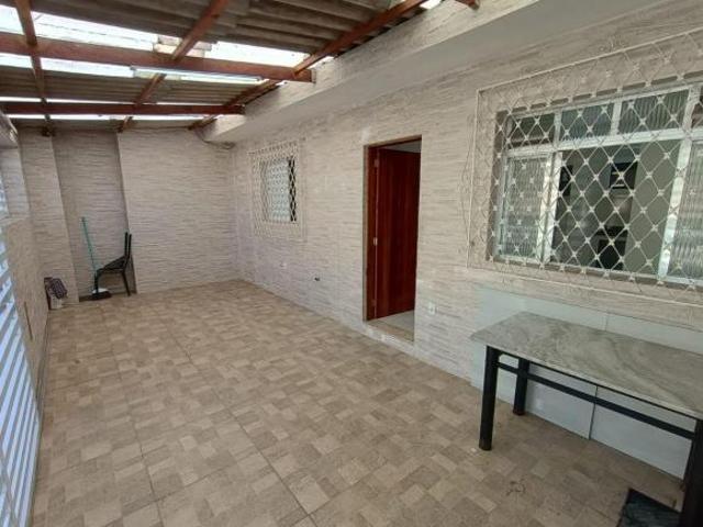 Casa térrea aconchegante com dois dormitórios ao lado do centro