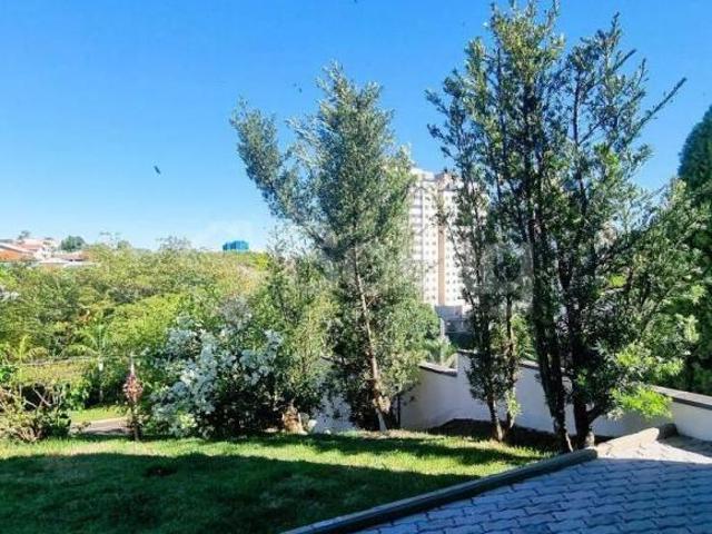 Casa térrea alto padrão à venda com cinco suítes, piscina e vista para área verde no Condomínio Mais