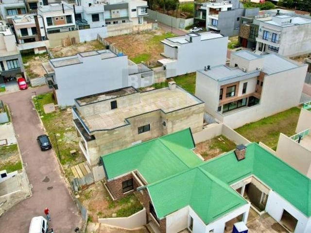 CASA TÉRREA ALTO PADRÃO NO VICENZA: 3 SUÍTES, 327M² E GARAGEM PARA 5 CARROS