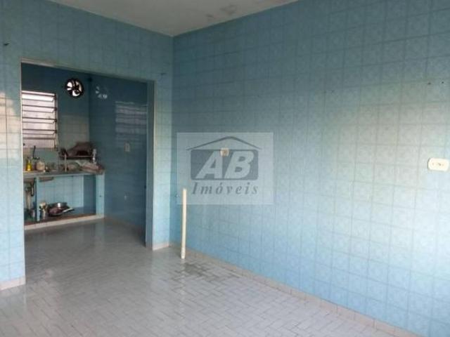 Casa Térrea ampla com 03 dormitórios, 04 vagas de garagens, terreno de 610 m2