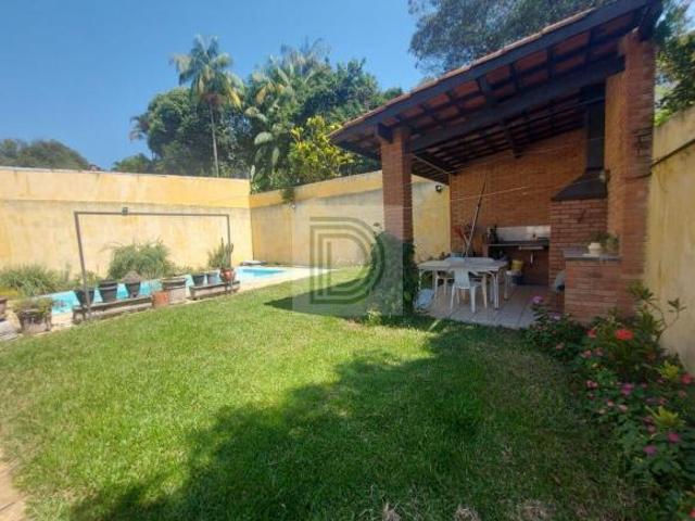 Casa térrea assobradada, 600 m² de terreno 3 suítes com closet, 10 vagas, piscina