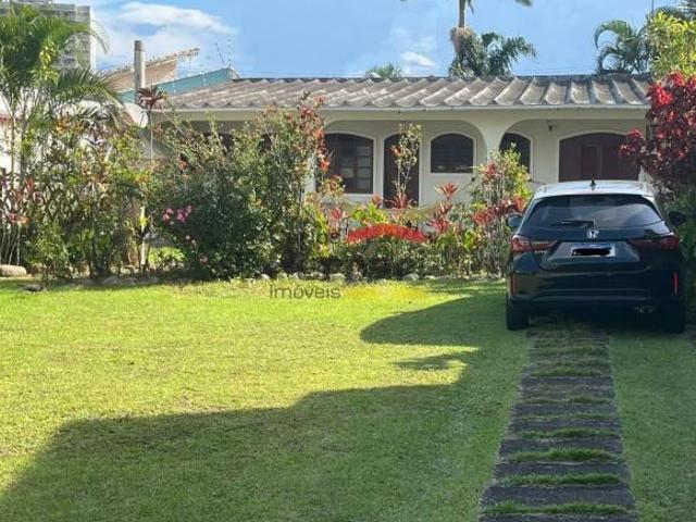Casa térrea charmosa, porteira fecha com amplo terreno e jardim a poucos passos