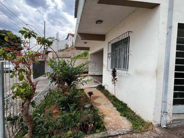 Casa térrea com 3 dormítórios, 4 vagas de garagem, quintal