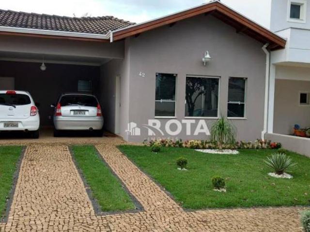 Casa térrea com 3 dormitórios 1 deles suíte, em condomínio fechado