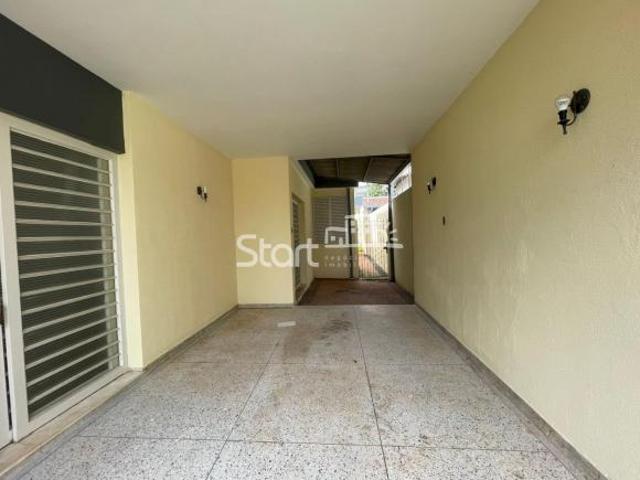 Casa térrea com 3 dormitórios 1 suíte em terreno amplo de 306m²