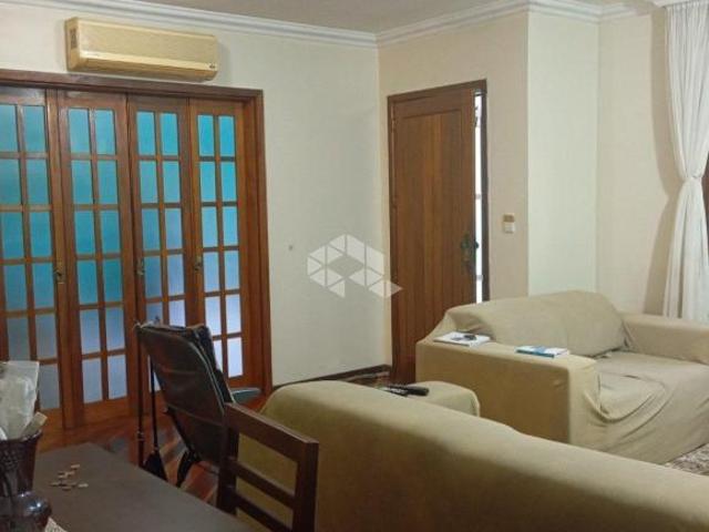 Casa térrea com 3 dormitórios, vagas e pátio, no Bairro Auxiliadora