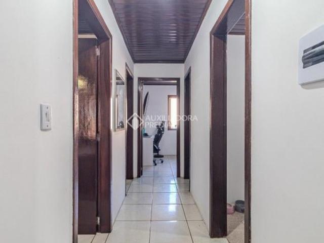 Casa Térrea com 3 Dormitórios, Churrasqueira e Amplo Pátio 250m² de Terreno