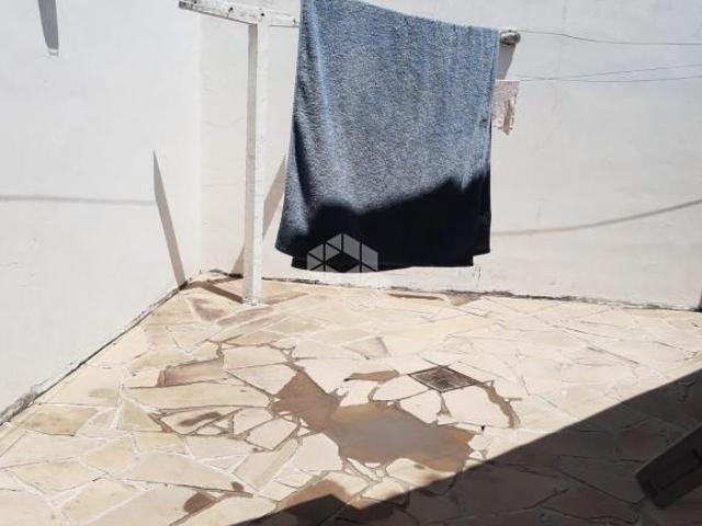 Casa térrea, com 3 dormitórios e 4 vagas de garagem em terreno grande com piscina