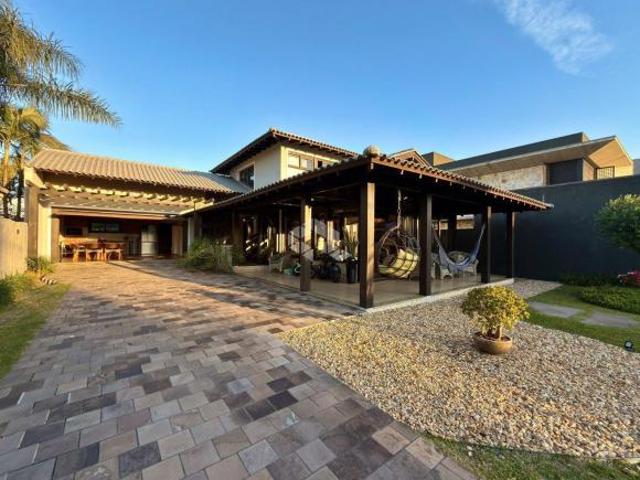 Casa térrea com 3 dormitórios, lote com 502m² no condomínio fechado Capão da Canoa