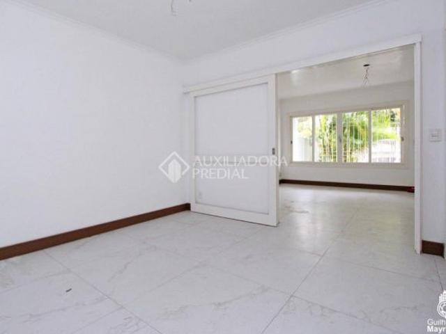 Casa térrea, com 3 dormitórios, suíte, living com lareira