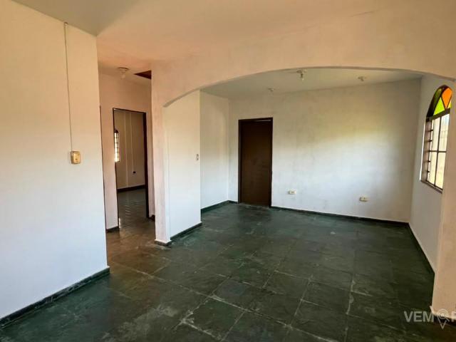 Casa Térrea com 3 Quartos para Alugar por R$ 1.900/mês