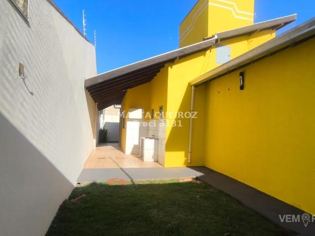 Casa Térrea com 3 Quartos para Alugar por R$ 2.200/mês