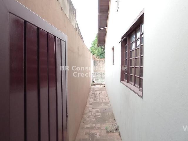 Casa Térrea com 3 Quartos para Alugar por R$ 2.200/mês