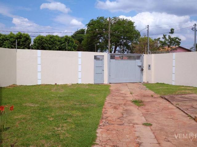 Casa Térrea com 3 Quartos para Alugar por R$ 2.200/mês