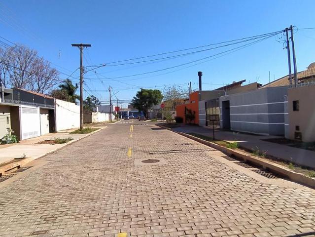 Casa Térrea com 3 Quartos para Alugar por R$ 2.300/mês