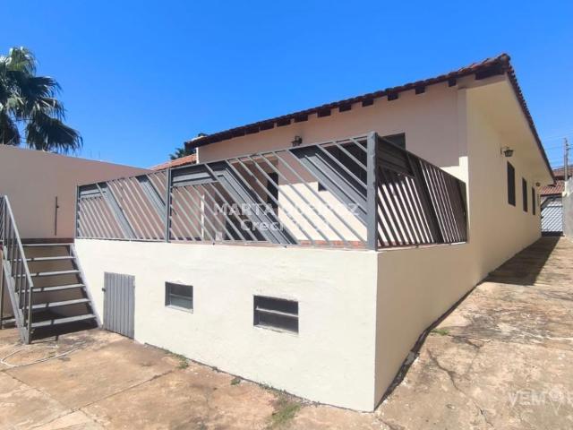 Casa Térrea com 3 Quartos para Alugar por R$ 2.300/mês