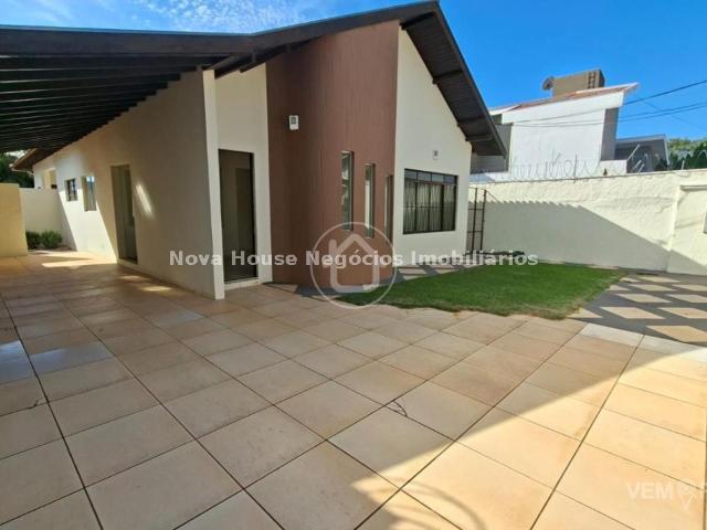 Casa Térrea com 3 Quartos para Alugar por R$ 4.500/mês