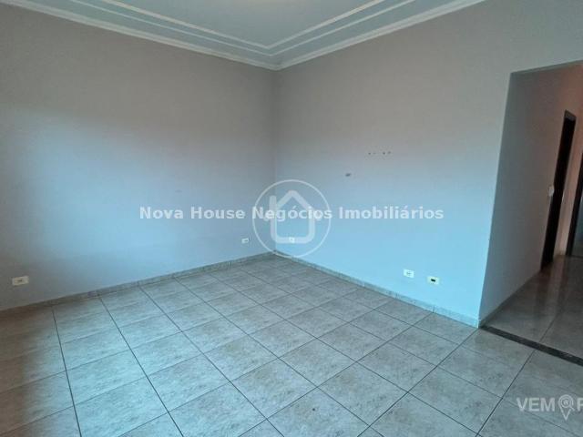 Casa Térrea com 3 Quartos para Alugar por R$ 4.800/mês
