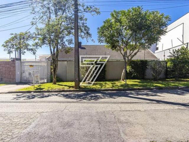 Casa térrea com 3 quartos, piscina e 207 m²