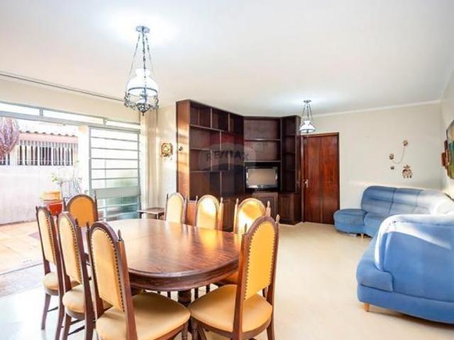 Casa térrea com 3 quartos, 1 suíte, 4 vagas, churrasqueira, no Jardim Social Curitiba