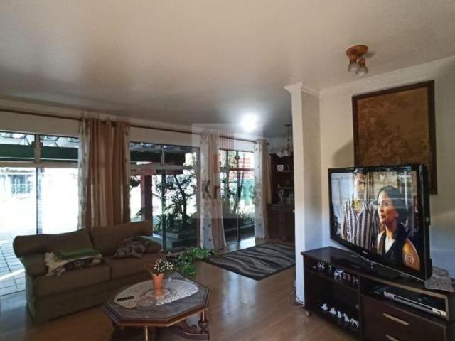 Casa Térrea com 3 Suítes, Amplo Terreno e Excelente Localização Pronta para Morar!