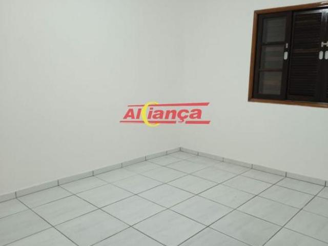 Casa térrea com 02 quartos, sala, cozinha, 02 vagas de garagem, mais 2 casas no mesmo terreno